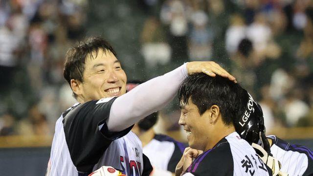 천성호, 연장 끝내기 안타...LG, 미리보는 KS서 먼저 웃었다