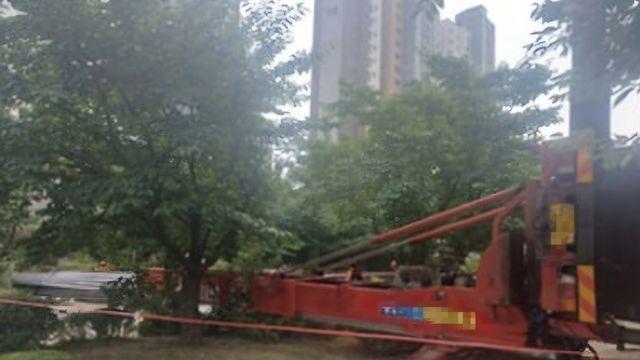 오산 아파트단지서 이삿짐 사다리차 넘어져…인명피해 없어