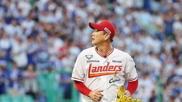 SSG 김광현, 어깨 염증으로 엔트리 말소…12일 재검진