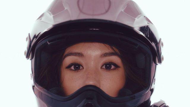 ‘믹스매치 끝판왕’ 김희정, 헬멧+튜브톱 패션으로 시선 압도