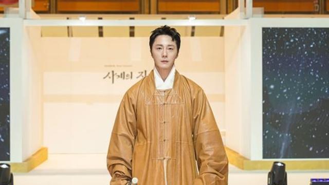 정일우, 고전미 살렸다…'2025 한복상점' 런웨이 특별출연