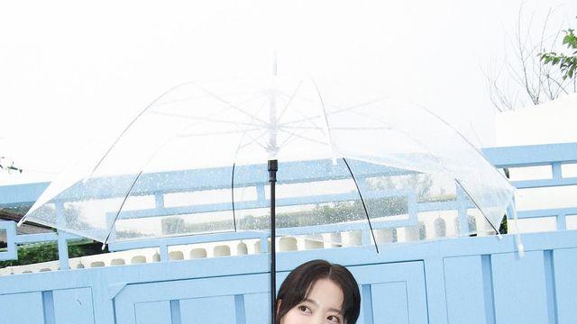‘뽀블리’ 박보영, 우산 속 청량美 대폭발! 파란 니트 뷔스티에로 장마까지 러블리하게