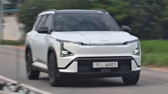 패밀리카로 괜찮을까...실물 포착된 기아 EV5, 예상 가격은?