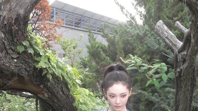 비주얼이 CG급... 닝닝,  숲 한가운데 살아 움직인 플라워 봇
