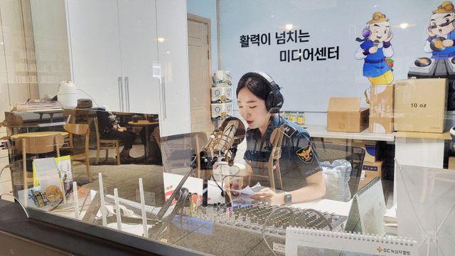 충주경찰서, 전통시장서 기초질서 홍보 '충·전·중 LIVE' 방송
