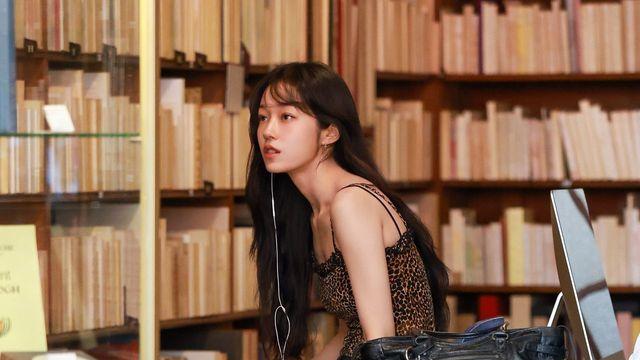 “책 속 주인공인 줄” 노윤서, 자유로운 레오파드 스트릿룩 화제
