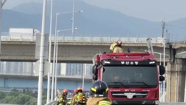 부산 강변대로에 유해화학물질 유출…도로 관리원 2명 부상