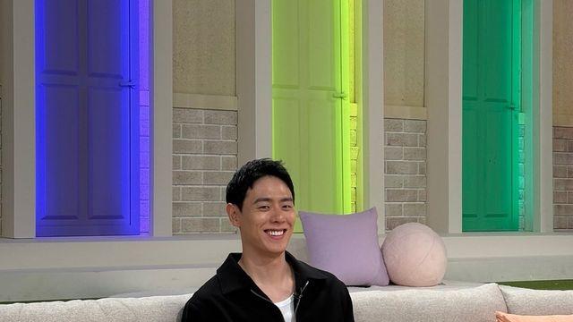 이관희, 블랙 셔츠와 화이트 팬츠와의 간결한 조합으로 데일리룩 정석 제시