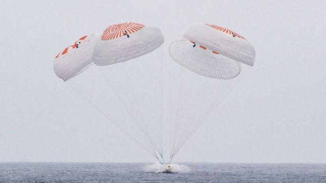 우주서 발묶인 비행사들과 임무교대했던 NASA 비행사 귀환