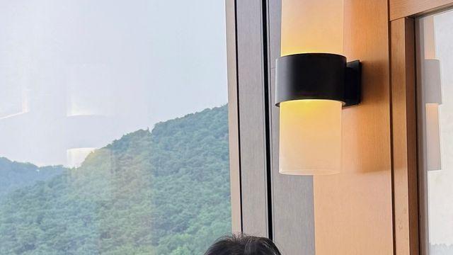 전소니, 화이트 퍼프 가디건으로 완성한 여름 감성