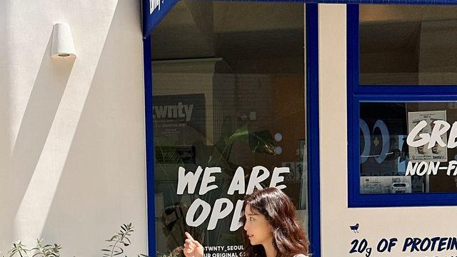 브런치부터 휴양지까지, 여름 내내 입고 싶은 ‘기은세 시그니처’ 청량 썸머룩