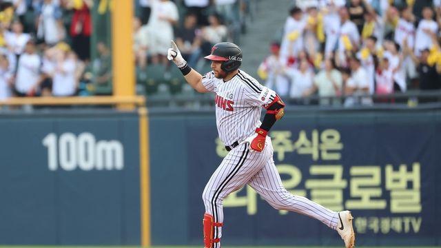 LG, 한화와 1·2위 맞대결 8-1 압승…하반기 17승 3패 선두 질주