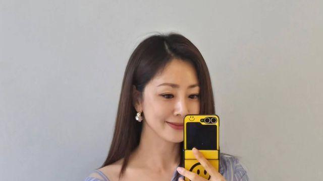 오나라, 단추 한 개로 목선 돋보이게, 언밸런스 컷 스커트로 시크함