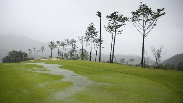 제주에 쏟아진 비…KLPGA 삼다수 마스터스, 강우로 3R 일시 중단