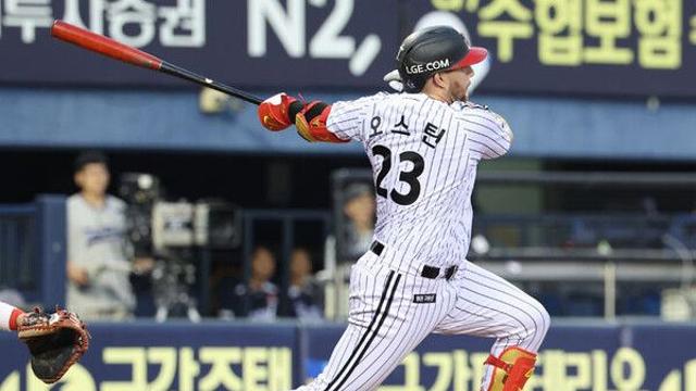 LG 오스틴, 한화 엄상백 상대 선제 투런포…부상 복귀 첫 대포