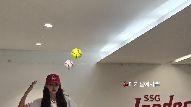 SSG 치어리더 감성? 김혜진, 대기실서 던진 레트로 야구 시그널