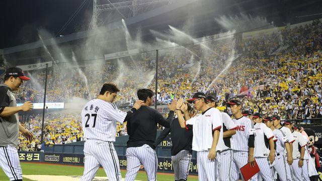 LG, 한화와 1·2위 맞대결 8-1 압승…하반기 17승 3패 선두 질주(종합)