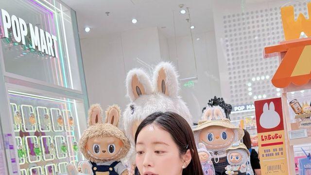 홍수아, 라부부 인형도 반한 새틴 슬립+롱 가디건 조합
