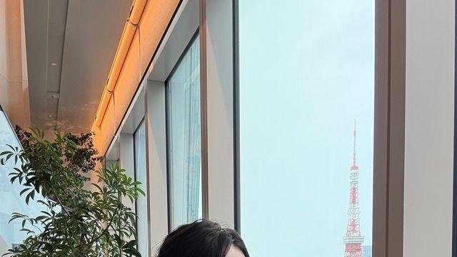 도쿄 타워 앞, 여름의 중간에 선 강아랑