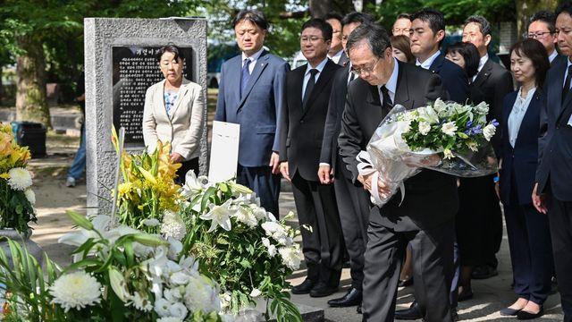 日연립여당 대표, 나가사키 한국인 원폭 위령비 헌화