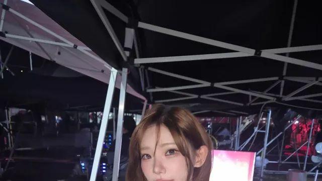 “마젠타, 화이트 티셔츠로 그린 청춘의 한 장면”
