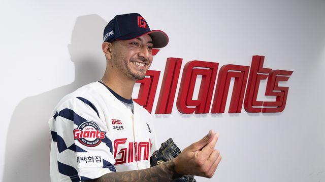 퇴근까지 미뤘다고? 벨라스케즈, 롯데에 진심이다...