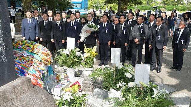 日연립 여당 대표, 나가사키·히로시마 韓 위령비에 헌화