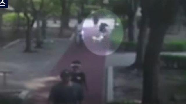 “가방이 피로 흥건”…아파트 산책하다 ‘으악’