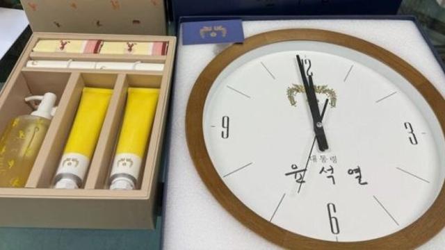 ‘윤석열 대통령실’, 尹 구속 직전 지지단체에 선물세트 뿌렸다