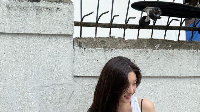정채연, 화이트 슬리브리스로 그린 미니멀 무드