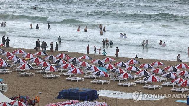 부산 해수욕장 흐린 날씨에도 발길…피서객들 '북적'