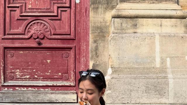 블랙핑크 제니, 무대 위 카리스마 내려놓고 파리에서 바게트 한입[별별궁금]