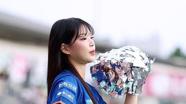 [포토] '꼬부기 여왕' 최석화, 목청껏 응원하는 한화 이글스 여신!