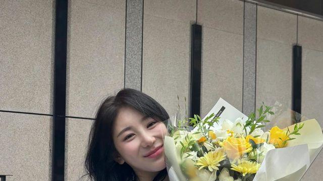 꽃보다 이채연! 화이트 셔츠+데님쇼츠, 청량 여름 요정 레전드 인증