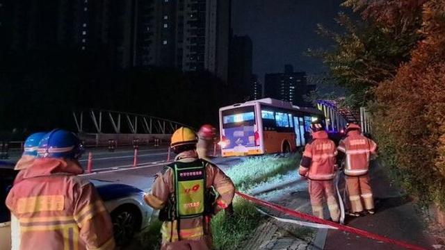 전기버스가 변압기 들이받아 5명 부상…일대 정전