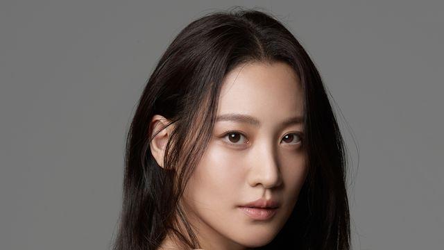 배우 수현, 30돌 부산국제영화제 폐막식 단독 사회