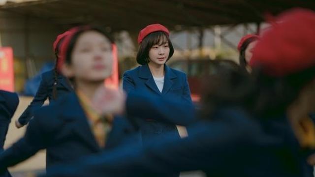 '백번의 추억' 청춘의 대표 얼굴 김다미, 이번엔 80년대 안내양 리얼리티 입었다! 추억 버튼 누르는 첫 스틸컷 공개!