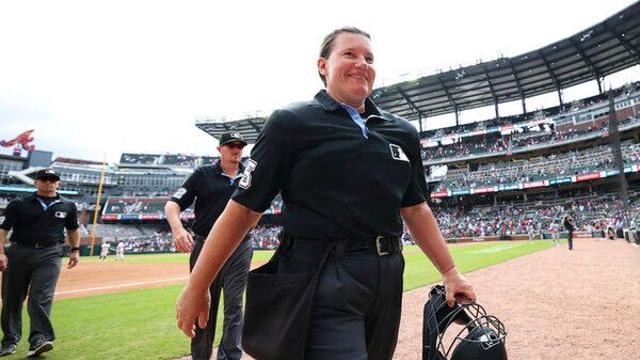 MLB 최초 여성 심판 파월, 성공적으로 주심 데뷔