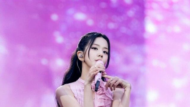 [뉴컬★] 블랙핑크 지수, 파리를 걷는 시(詩)가 되다