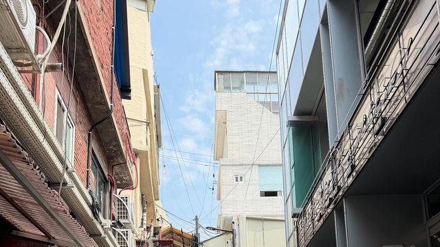 브레인 남친 하석진, 골목길도 런웨이로 만든 청량 폴로 셔츠