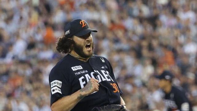 한화 폰세, ’15연승·최소 경기 200K’ 대기록 도전…감보아와 맞대결