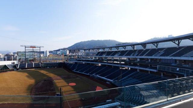 한화구장 경기 안보이는 장애인석, 바꾸랬더니..