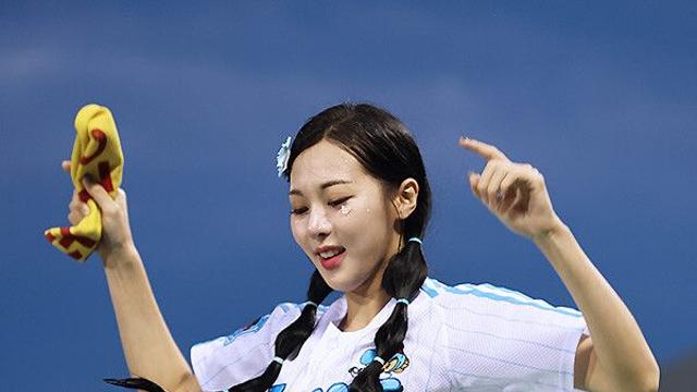 [포토] 힘차게 뛰어오르는 LG 치어리더 맏언니 '차영현'