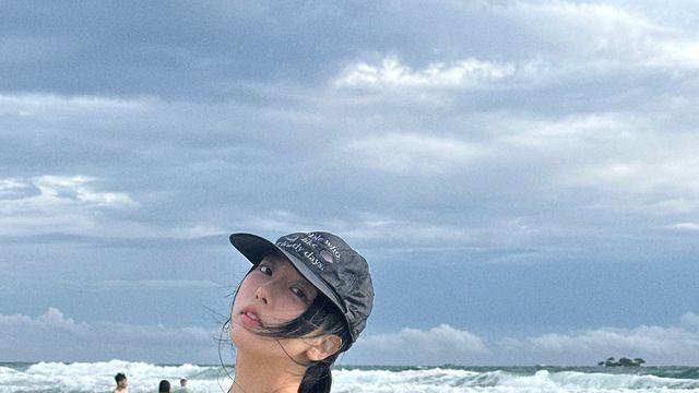 홍민하, 블랙 래시가드로 그린 여름의 선