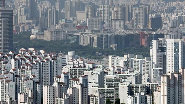 대출 규제에 서울 아파트 절반이 '저가 거래'...30억 초과 거래도↑