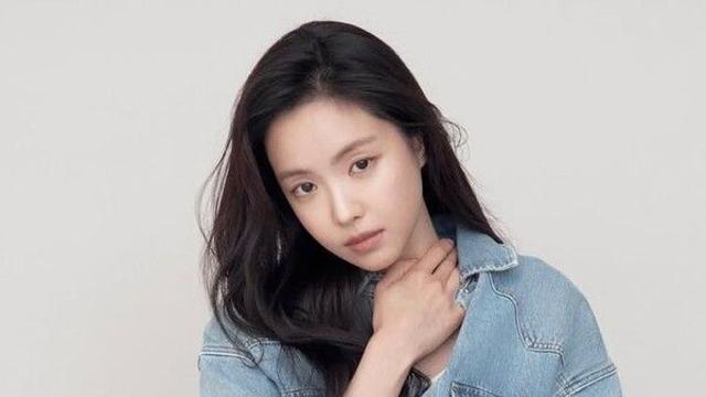 손나은 흰티·청바지로 완성한 미모…성숙미 물씬