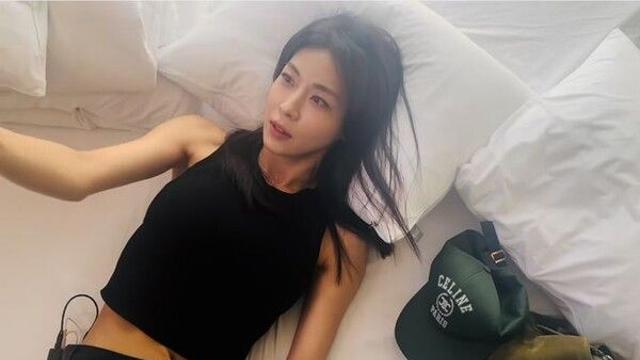 하지원 누워서 미모 발산…일상마저도 화보 같아