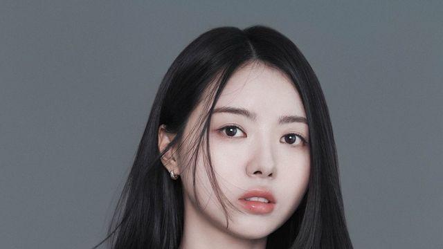 “이게 임나영이다!” 생머리+골드 이어링—무대 밖 시크 아이콘의 미니멀 화보 컷