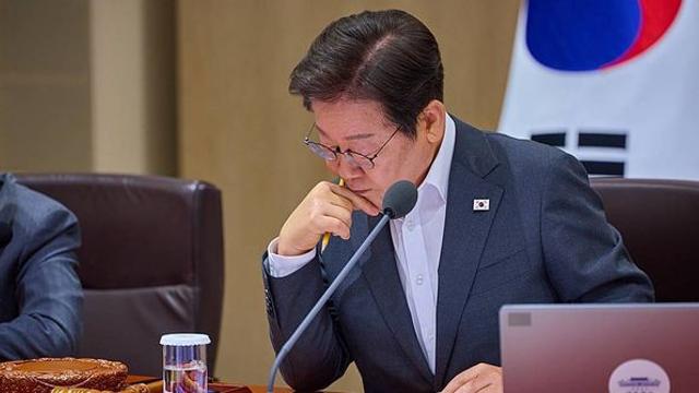 조국 사면에 지지율 ‘휘청’…이 대통령, 민생·트럼프 회담으로 국면 뒤집기