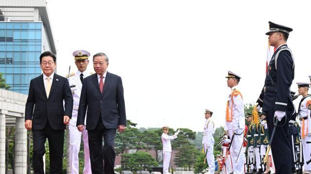 李在明为越共总书记举行欢迎仪式